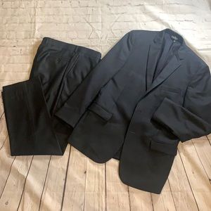 Men’s Jos A bank slim fit 2pc suit. Size 44.